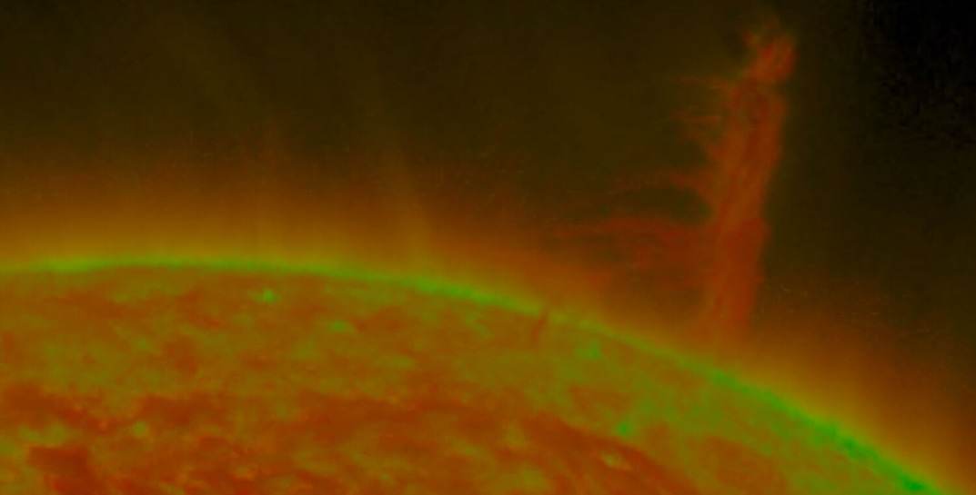 NASA показало фото крупнейшего за последние годы солнечного смерча