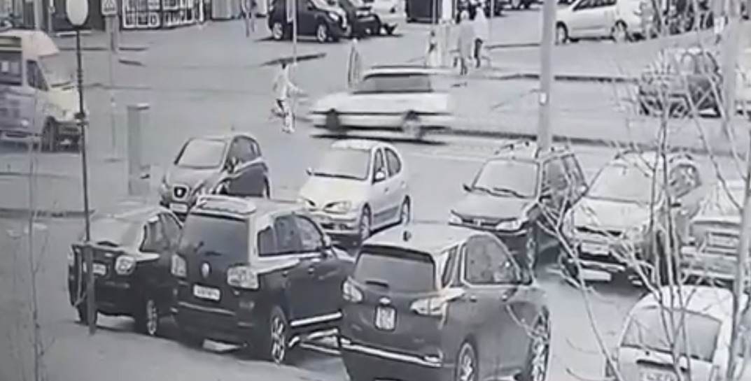 В Гродно ребенок попал под машину — он начал переходить дорогу на красный, а потом побежал назад