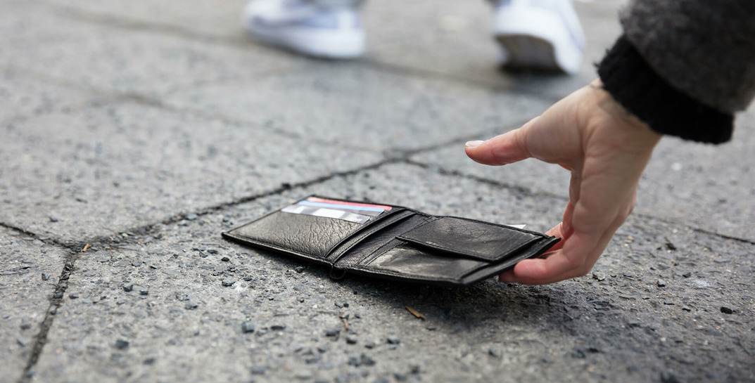 Могилевчанка на улице уронила кошелек — другая женщина забрала его себе и попала под уголовку