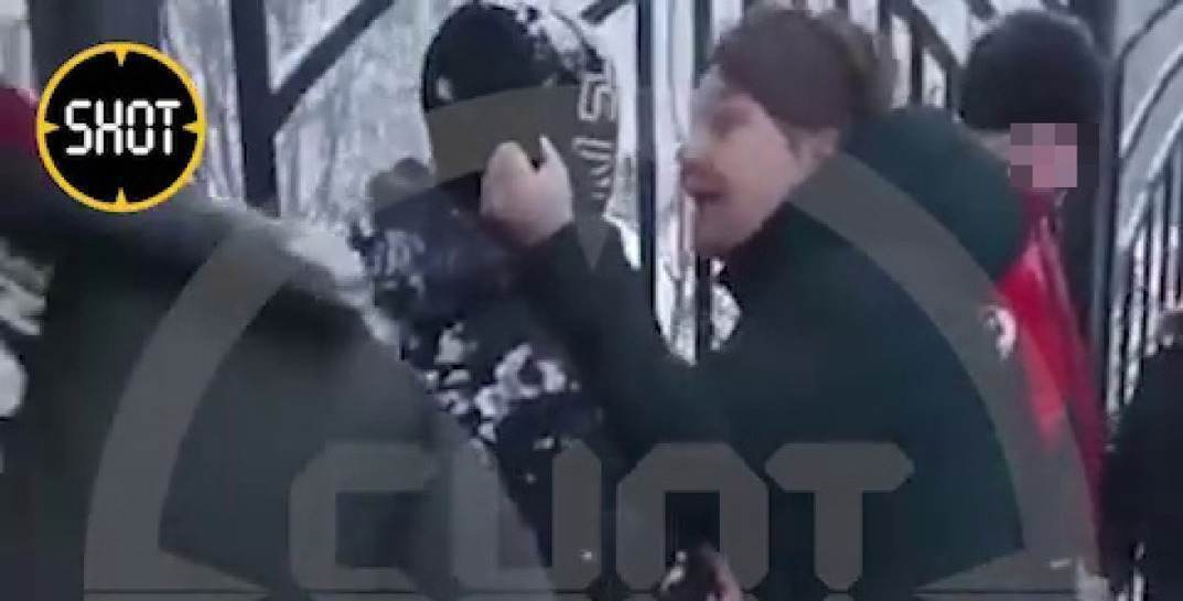Жительница Подмосковья сломала позвоночник ребенку за то, что он толкнул ее сына с горки