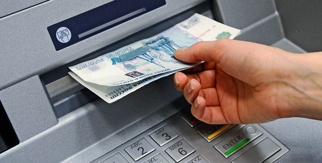 Молодой москвич уберег пенсионерку от перевода более миллиона рублей мошенникам. Бабушку спасло то, что он пропустил ее в очереди к банкомату