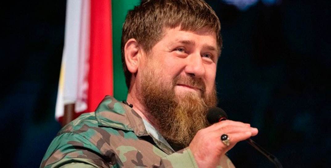 Рамзан Кадыров рассказал, что за прибор носит на пальце — оказалось, это электронный счетчик молитв, а не медицинское приспособление