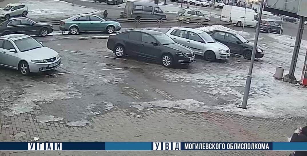 В Могилеве мальчик решил сократить путь — выбежал на дорогу и попал под машину