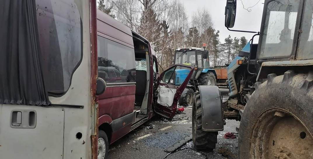Следователи ищут очевидцев аварии в Бобруйском районе, где пострадали 12 человек в результате столкновения маршрутки и двух тракторов
