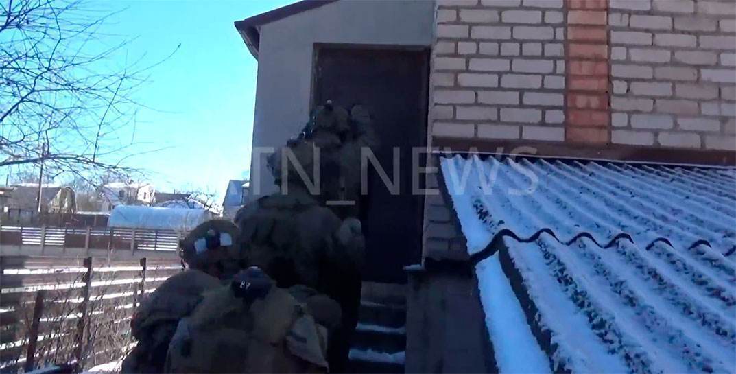 БТ показало кадры задержания предполагаемого диверсанта из Мачулищ