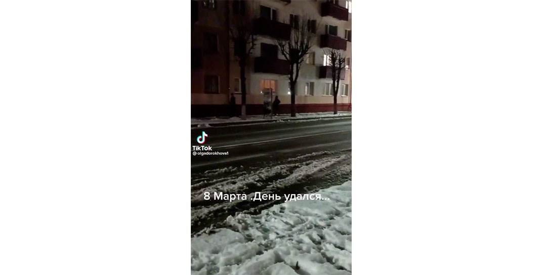 8 марта удалось. По заснеженному центру Бобруйска бегал мужчина в одних трусах
