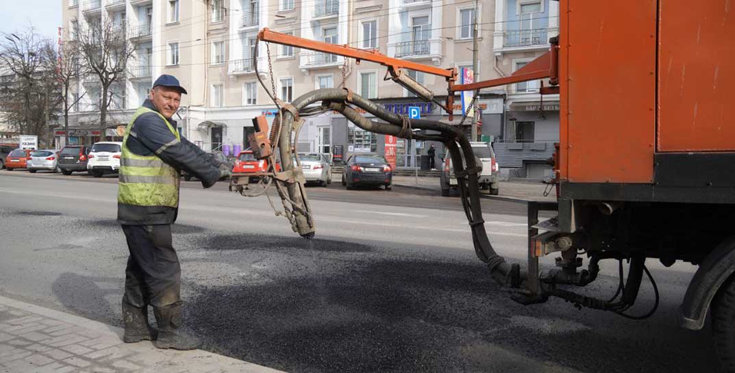 Анатолий Исаченко признал проблему с дорогами в Могилеве и пообещал, что с понедельника на ямочном ремонте будет работать 13-15 бригад