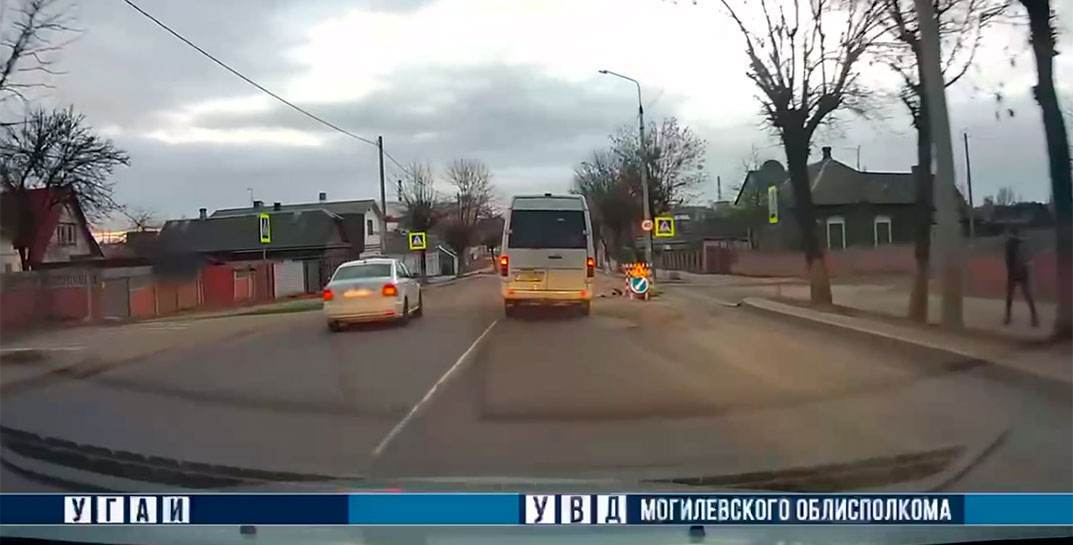 В Бобруйске водитель обогнал маршрутку на глазах у ГАИ на переходе по встречке. Итог предсказуем