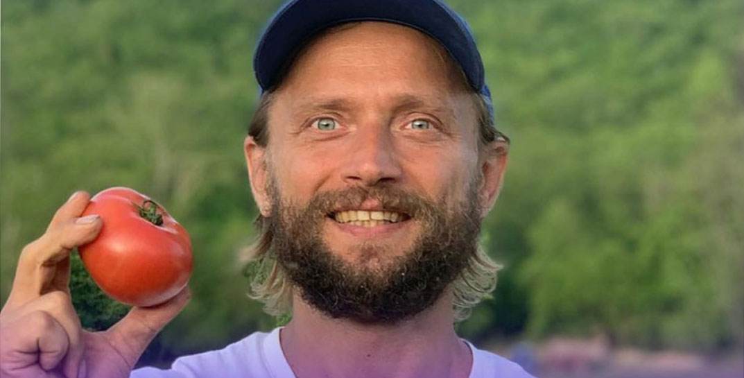 В Сочи арестовали блогера-сыроеда. Он забирал месячного сына у матери и сутки не кормил, чтобы научить «питаться солнцем». Младенец погиб