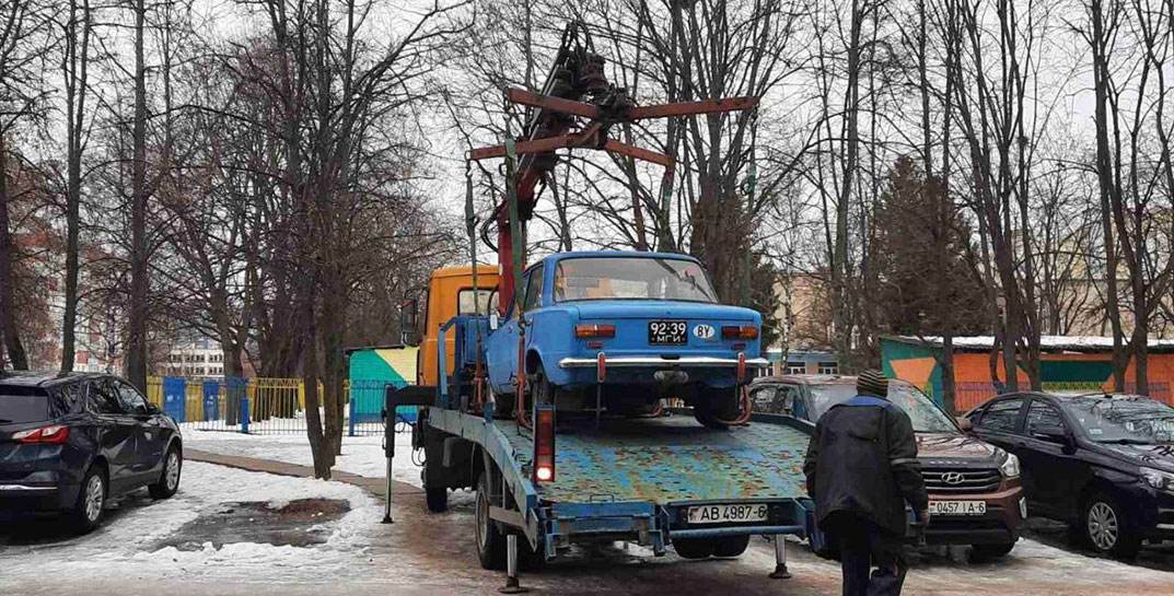 Улицы Могилева продолжают очищать от брошенных автомобилей