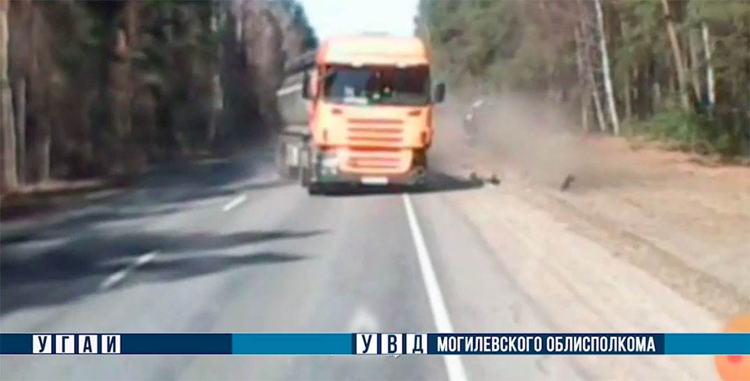 От видео вчерашнего ДТП в Бобруйском районе — мороз по коже. Но ремень помог водителю легковушки избежать серьезных травм