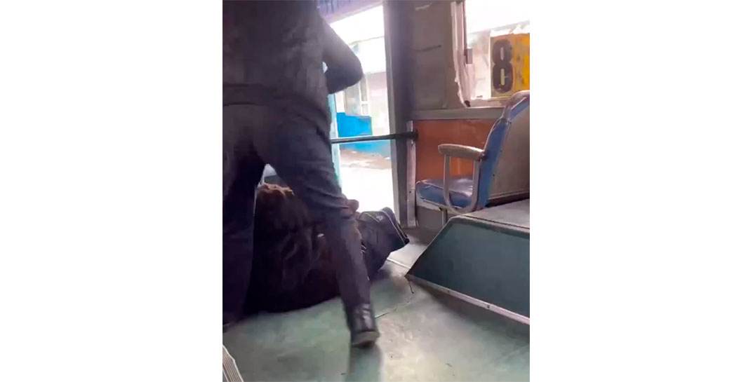 В Хабаровском крае водитель силой вытолкал пенсионерку из общественного транспорта. Посмотрите, как это было