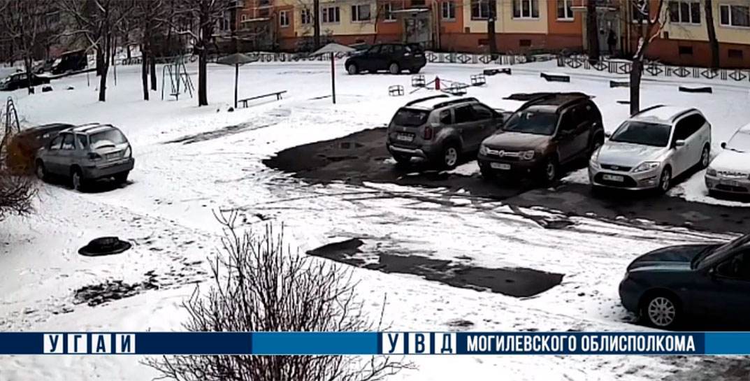 Пьяного водителя в могилевском дворе остановили припаркованные автомобили