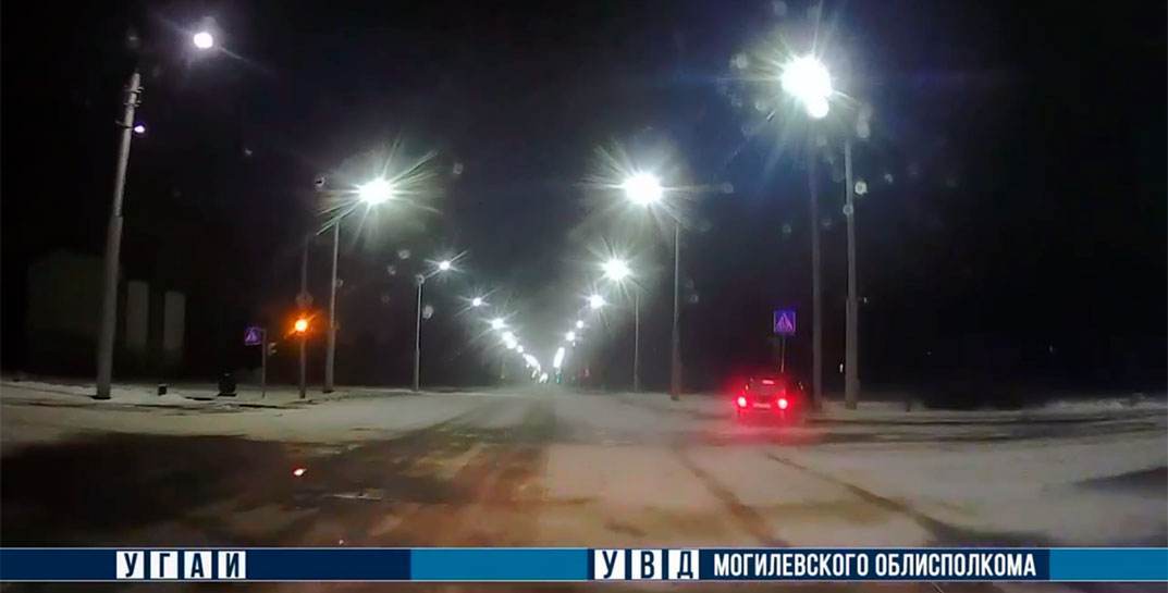 В Бобруйске пьяный водитель, пытаясь скрыться от ГАИ, снес дорожный знак