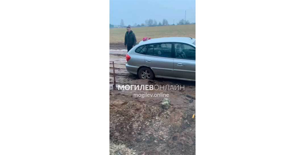 Машины садятся на дно и так сидят в грязи часами: посмотрите на поворот в садовое товарищество «Авангард» под Могилевом