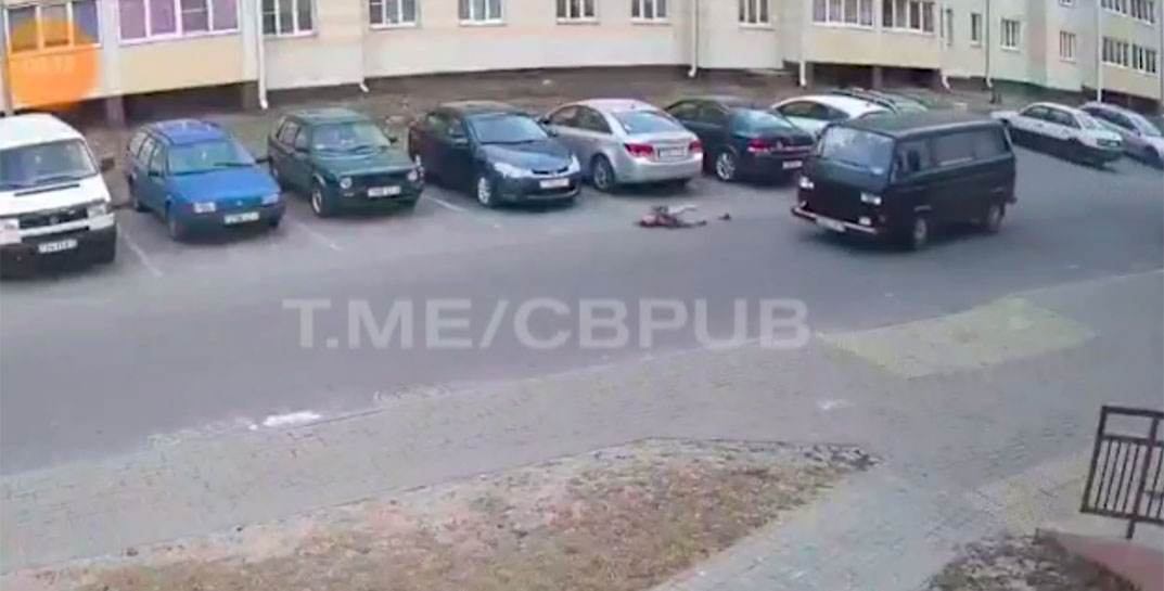 Осторожно, жестокие кадры! В Калинковичах автомобиль сбил 7-летнюю девочку, внезапно выбежавшую на дорогу из-за других машин. Ребенок в реанимации