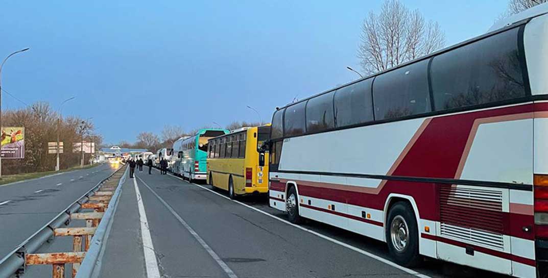 На автобусе в Польшу. Сколько придется простоять в очереди на белорусской границе?