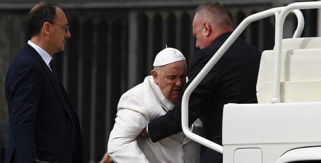 Папа Римский Франциск госпитализирован из-за резкого ухудшения состояния здоровья