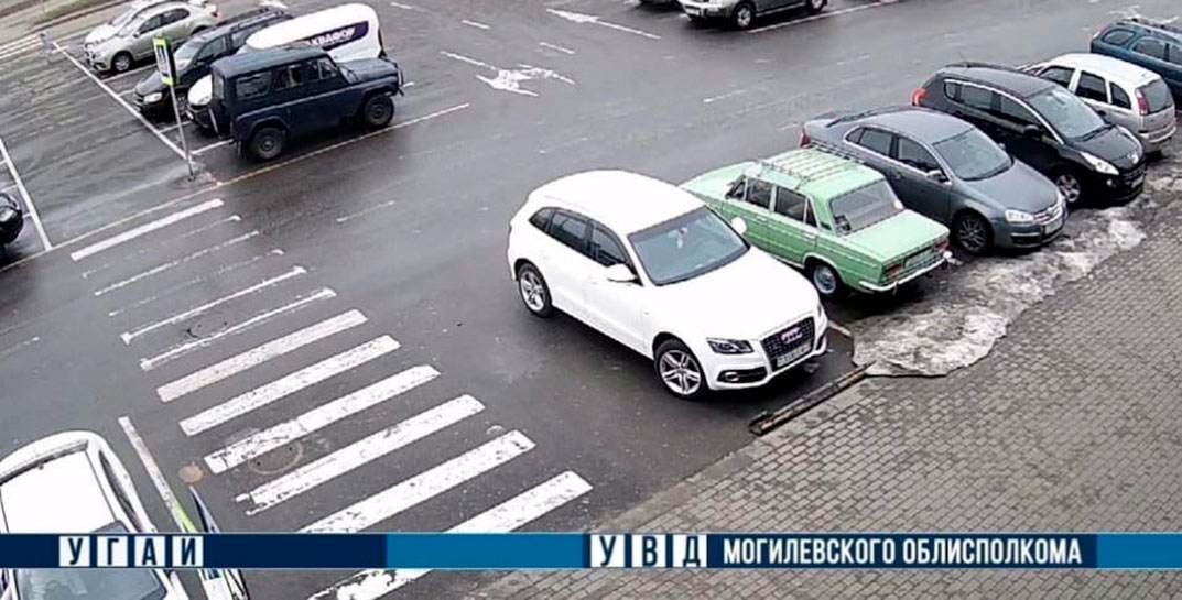 Наехала и скрылась: В Могилеве на парковке женщина повредила автомобиль и уехала