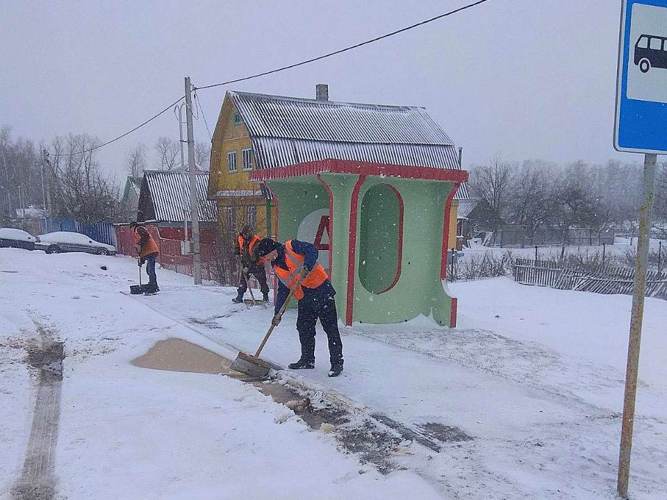 В Могилевском районе активно убирают мартовские сугробы