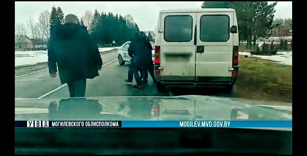 Милиция показала, как задерживали мужчину, угнавшего микроавтобус в Горках