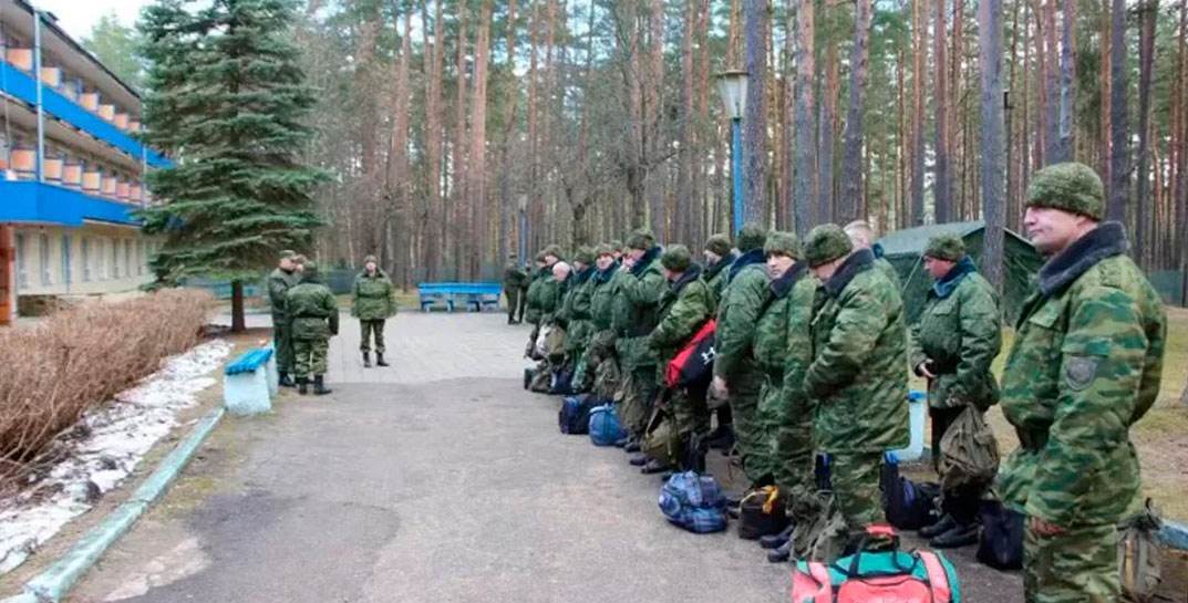 В Минобороны показали «тепличные условия», в которых живут белорусские военнобязанные на сборах