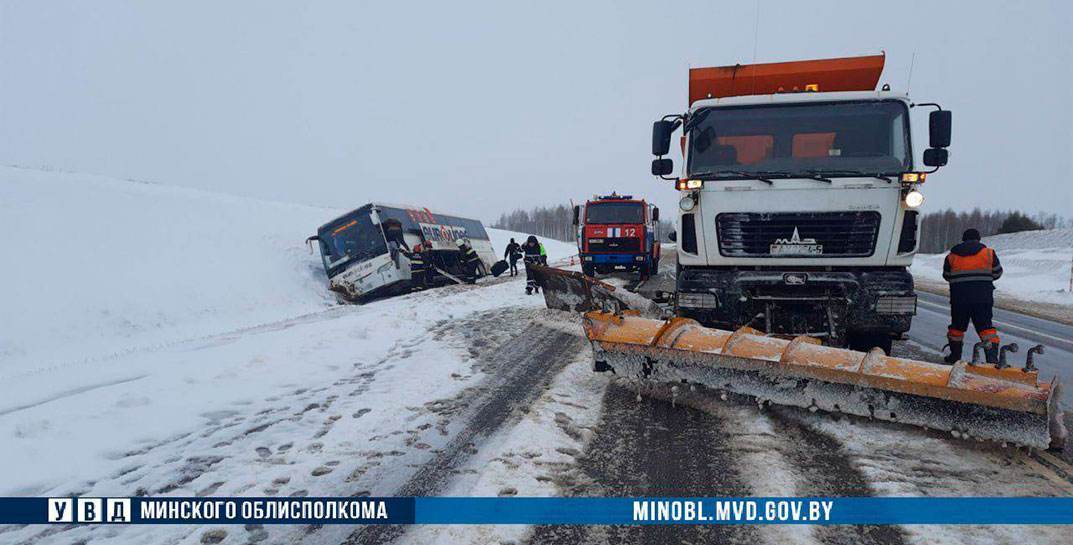 Автобус «Минск — Вильнюс» с пассажирами столкнулся со снегоуборочной машиной на трассе М-7