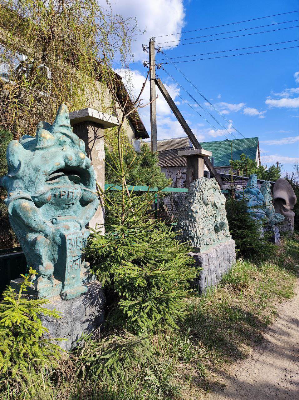 Скульптуры во дворе в Могилеве