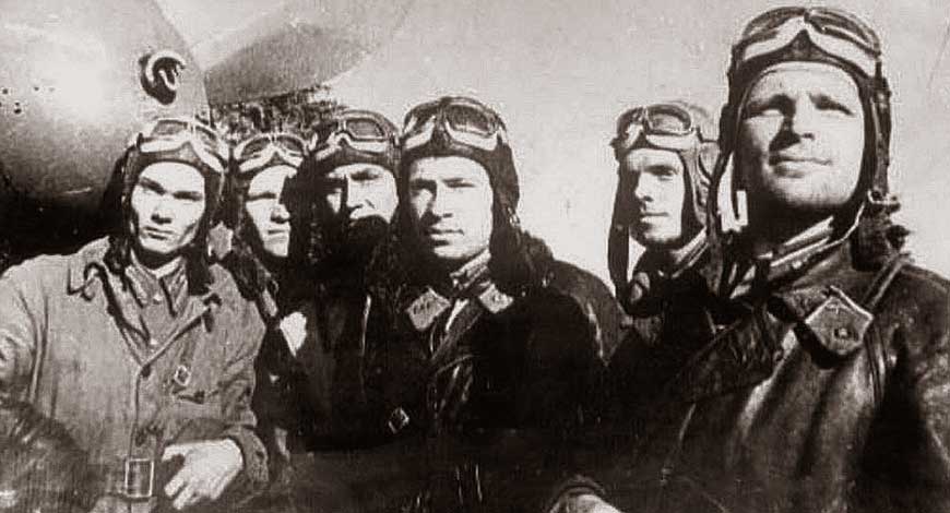Группа летчиков 161-го истребительного авиаполка (в центре — командир эскадрильи Николай Терехин)