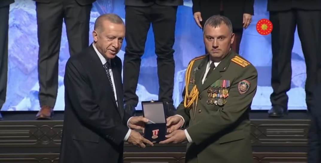 Президент Турции Эрдоган наградил белорусских спасателей за помощь после землетрясения