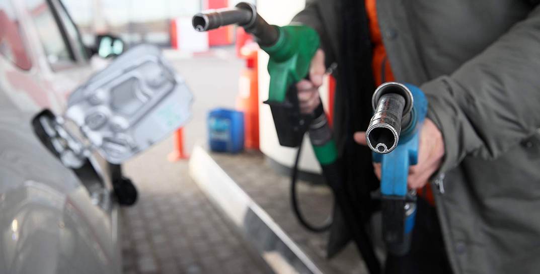 В Беларуси автомобильное топливо снова дешевеет на 1 копейку