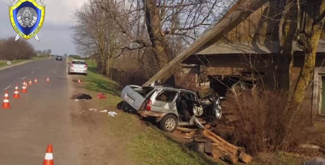 В Новогрудском районе водитель при обгоне врезалась в дом — погибли два человека, трое пострадали