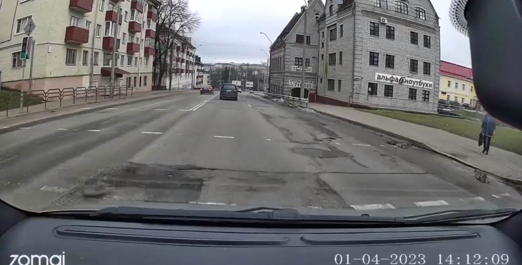 По встречке через две сплошные на перекрестке. Могилевские гаишники по видео наказали нарушителя ПДД
