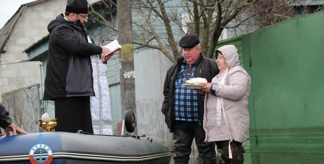 В подтопленном паводком Гомеле пасхальные куличи и яйца священник освящал прямо с лодки