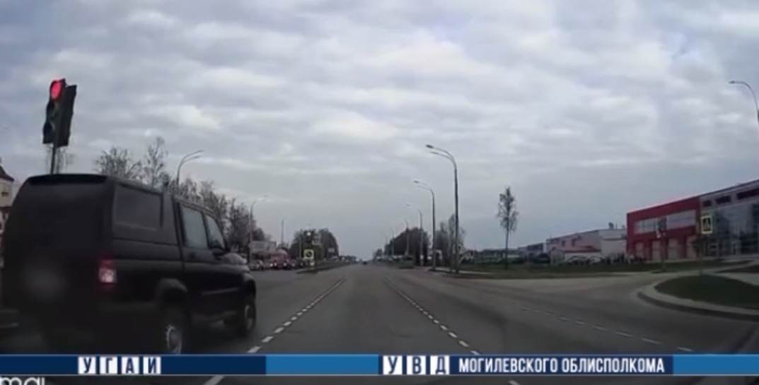 В Могилеве водитель УАЗ проехал перекресток на красный и проигнорировал требования дорожной разметки. Карма не заставила себя долго ждать