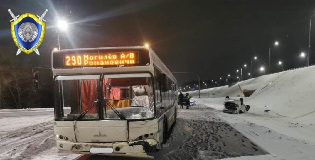 В Могилеве автомобиль такси врезался в автобус, не обошлось без пострадавших — следователи ищут очевидцев аварии