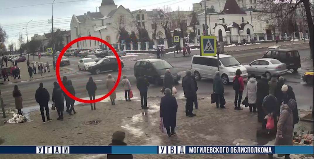 Забыла, что существуют светофоры. Смотрите, как в Могилеве водитель проехала на красный сквозь оживленный поток