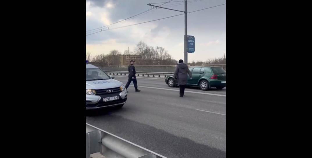 Весеннее обострение? В Могилеве женщина ходила по проезжей части, не обращая внимание на автомобили, а затем пыталась убежать от милиции