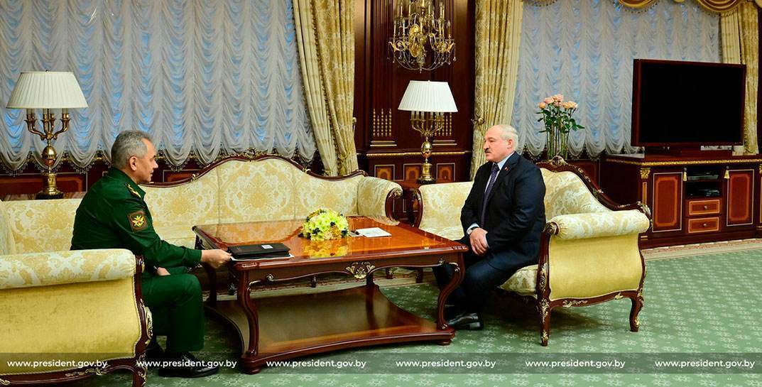 Лукашенко: в случае агрессии Россия будет защищать Беларусь как свою территорию