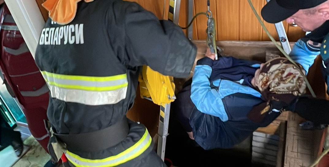 В Могилеве пенсионерка упала в погреб и не смогла выбраться — помогли спасатели