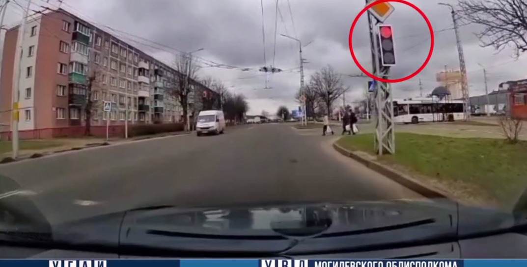 Могилевская ГАИ по видео наказала маршрутчиков, которые проехали на «красный»