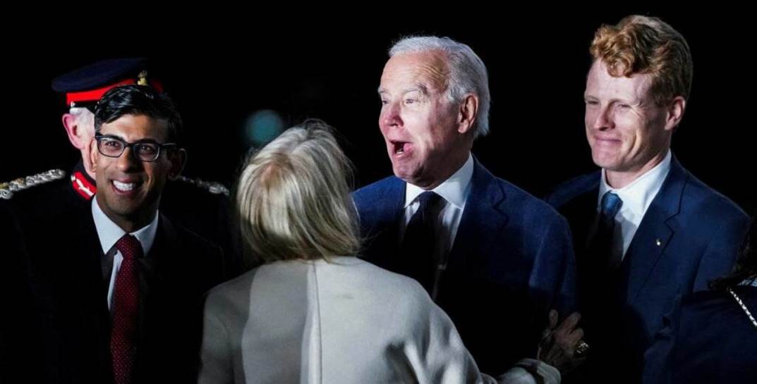 Байден оттолкнул премьера Британии Сунака в аэропорту Белфаста на глазах у журналистов