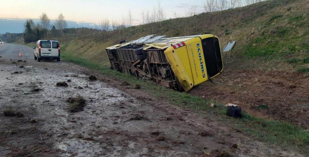 Водитель уснул за рулем: на трассе под Воложином перевернулся автобус, в котором находились 45 пассажиров