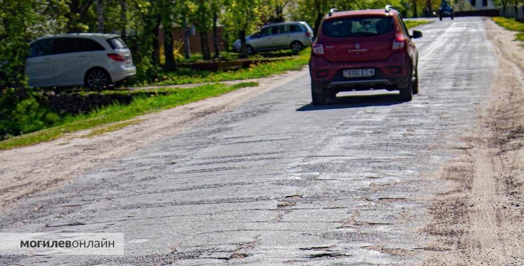 Лукашенко поручил в течение года отремонтировать все дороги в Беларуси