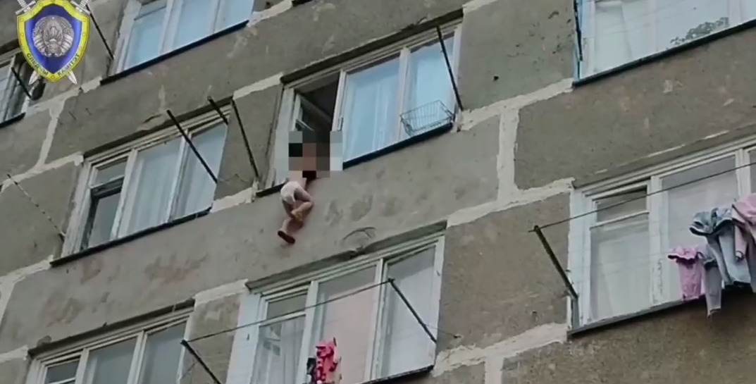 В Молодечно из окна четвертого этажа выпала двухлетняя девочка — очевидцы засняли, как ребенок пытается удержаться за парапет