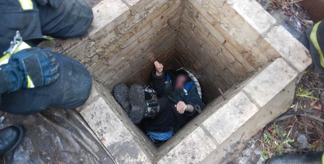 В Могилеве пенсионер упал в колодец и не смог выбраться — помогли спасатели