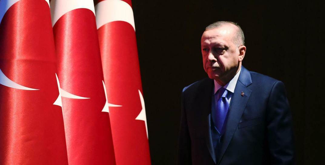 Президенту Турции Эрдогану стало плохо в прямом эфире — СМИ сообщают, что у него случился инфаркт миокарда