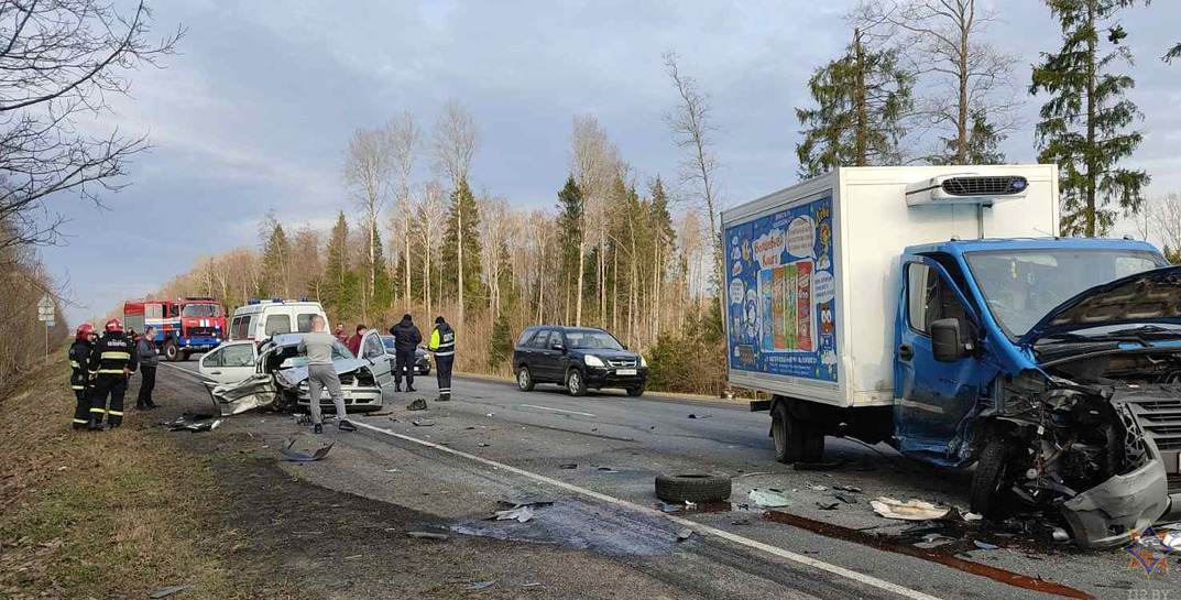 В Кричевском районе случилось серьезное ДТП с участием легковушки и грузовика, понадобилась помощь спасателей