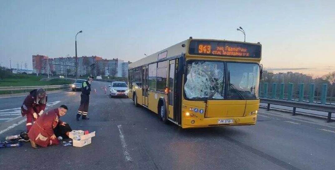 Посмотрите, как в Минске пешеход перелез через ограждение на МКАД и попал под автобус