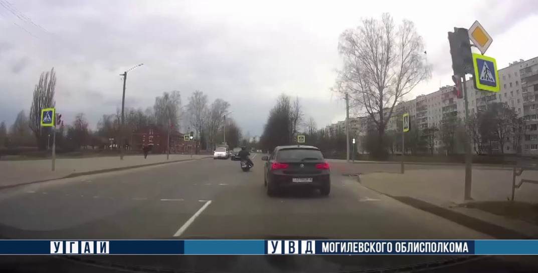 В Бобруйске мотоциклист совершил опасный маневр, который попал на видеорегистратор. Теперь ему грозит лишение прав